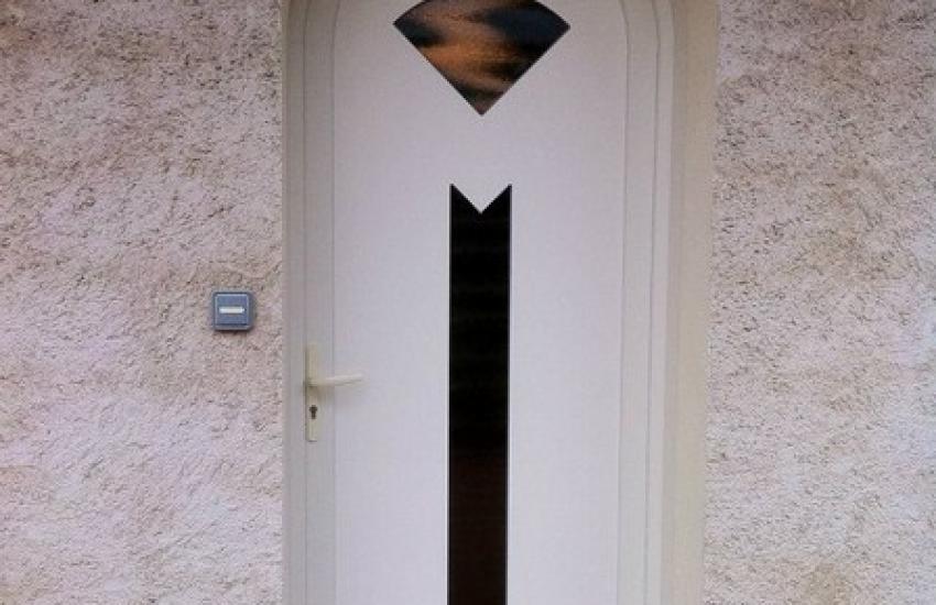 SAINT GENIES DE MALGOIRES - 30360 - Pose d'une porte d'entrée PVC vitrée sur mesure en rénovation